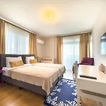Gazde/Camere de închiriat Cloud9 *